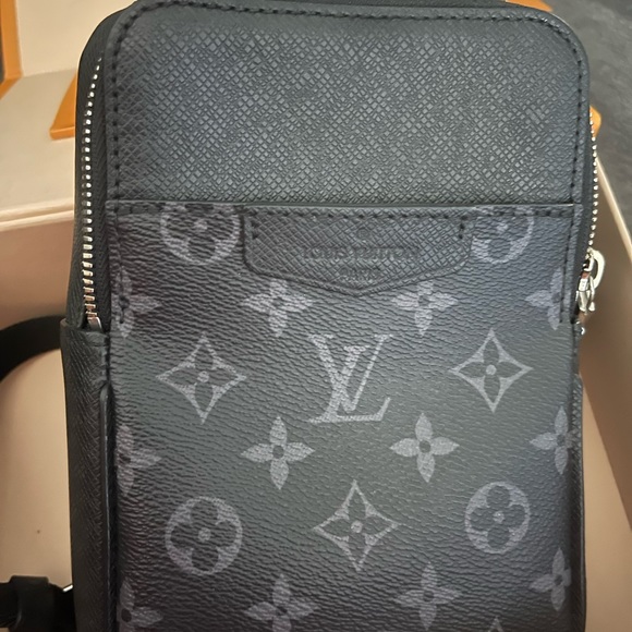 Louis Vuitton Outdoor Slingbag - Picture 4 of 10